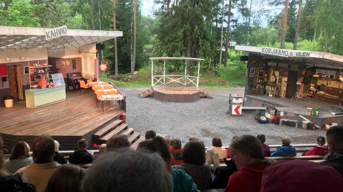 Kesäteatterin katsomo ja lava