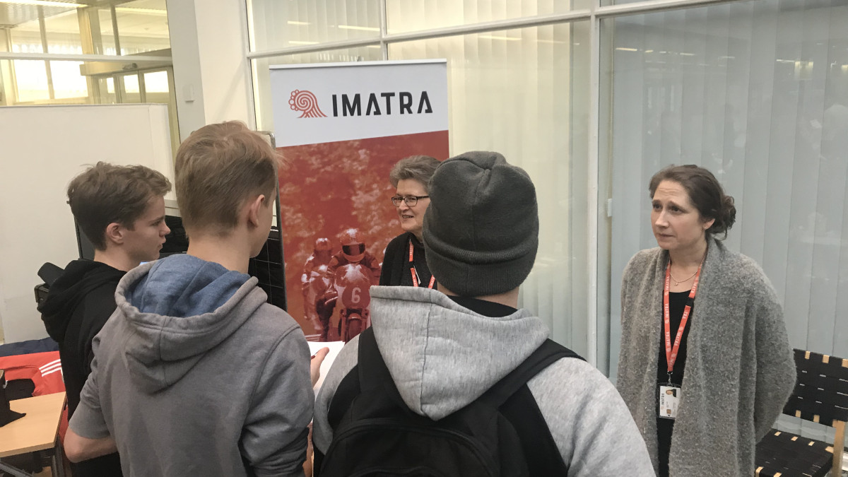 Kolme nuorta kuulemassa Imatran kahdelta työntekijältä kesätyöpaikoista.