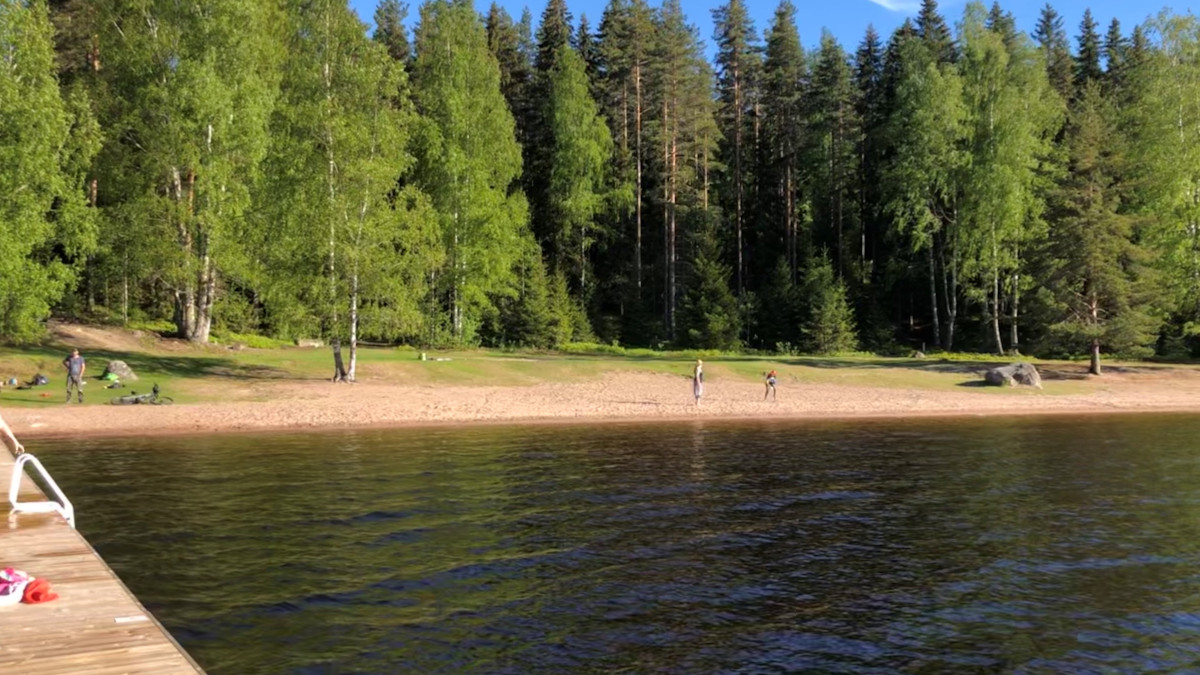 Lähes tyhjä uimaranta.