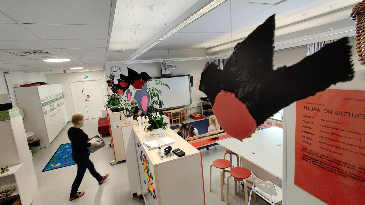 Vuoksenniskan päiväkodin ryhmä. Kuvassa askarreltu lintu.