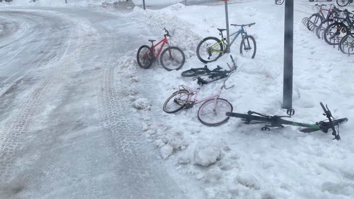 Pyöriä jäisellä jalkakäytäväällä, kuva traktorin kyydistä