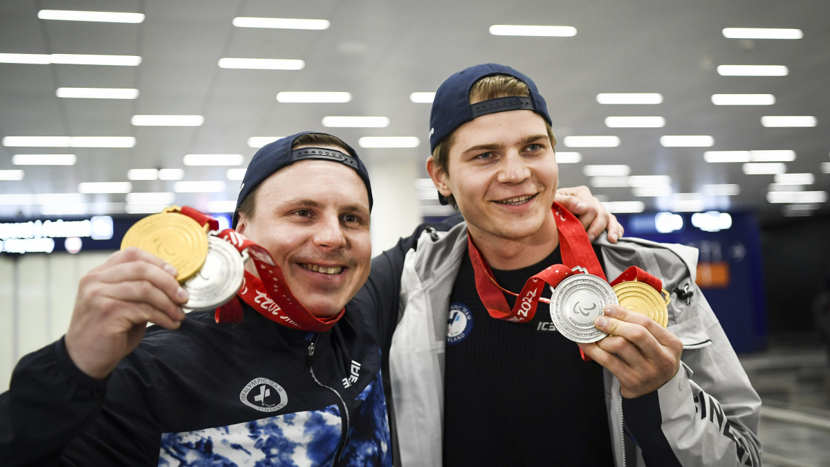 Matti Suur-Hamari ja Santeri Kiiveri mitalit käsissään.