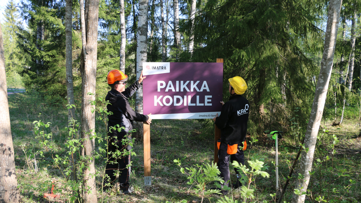 Paikka kodille kyltti asennuksessa