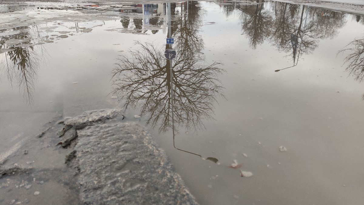 Kadulla tulvii vettä.