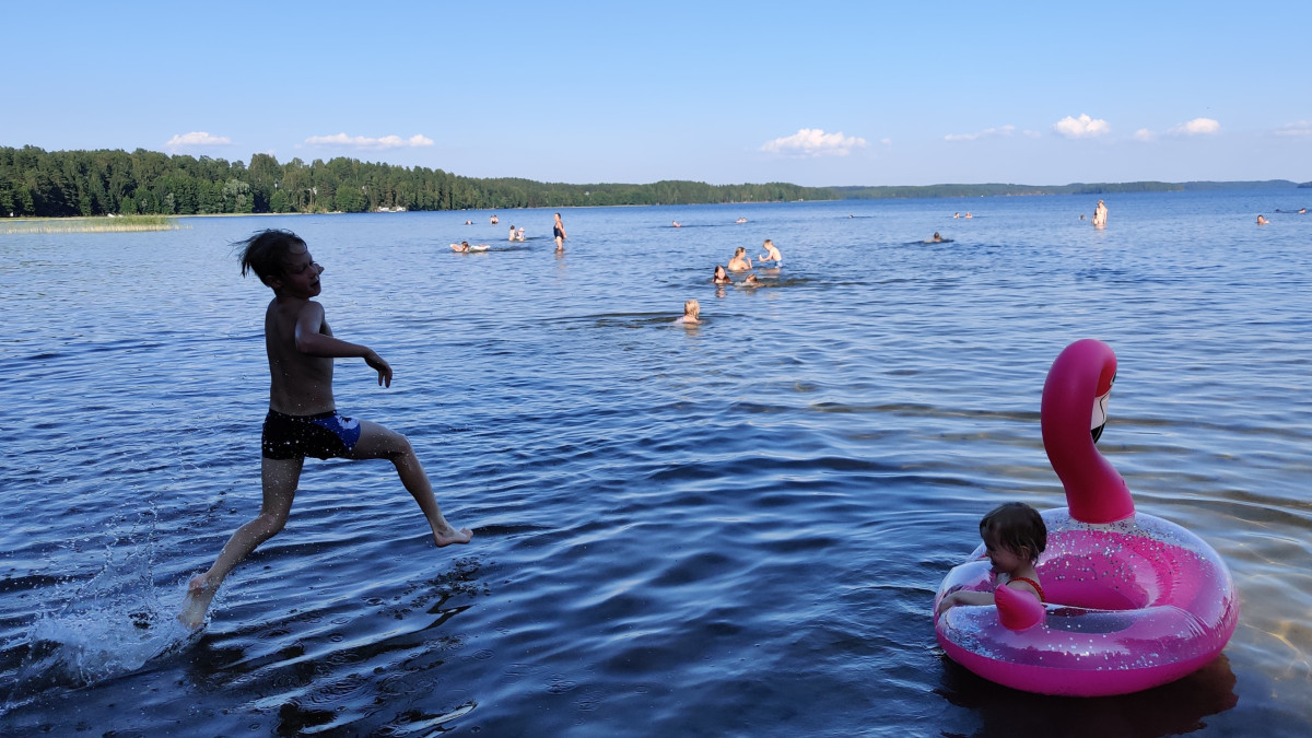 Kaksi lasta uimarannalla.