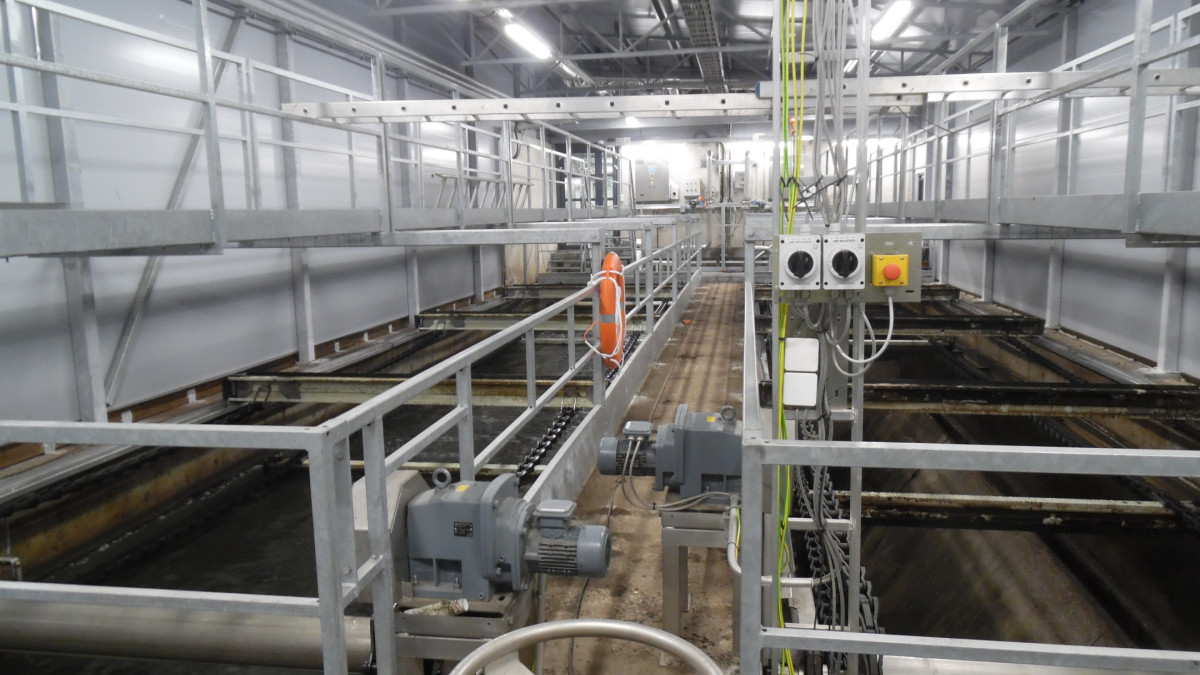 Jätevedenpuhdistamon hiekanerotus kuvattuna puhdistamon sisältä.