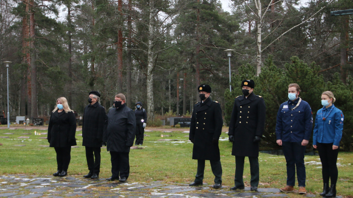 Seppeleenlaskijat kunnioittavat sankarivainajia.