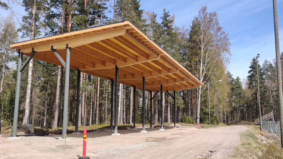 Yläkentän katsomon katos.