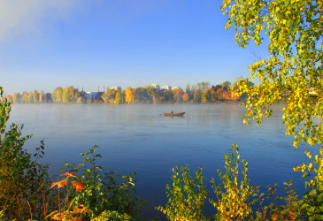 Kalastaja syksyisellä Vuoksella.