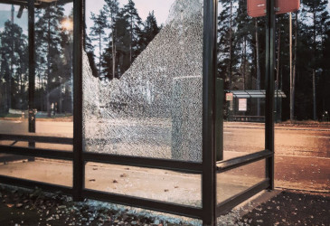 Pistetalojen bussipysäkin rikottu lasi