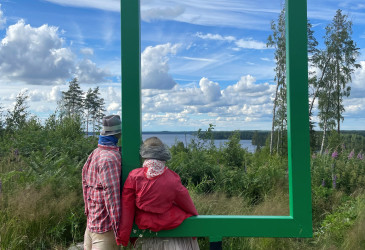 Valokuvakehys ja kaksi nukkehahmoa