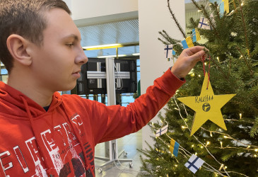 Ukrainalainen Danylo Kabanov.  laittoi kuuseen rauhaa toivottavan tähden.