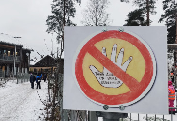 Kiusaamisen vastainen kyltti Mansikkalan koulukeskuksen pihalla.