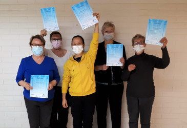 Vertaisveturi-koulutuksen käyneet todistustensa kanssa maskit naamalla.