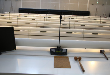 Imatran kaupungintalon valtuustosalin puheenjohtajan paikka.