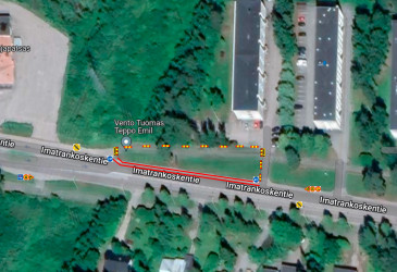 Ilmakuva, jossa ajorata ja väriviivalla merkitty kohta, jossa kevyt liikenne siirtyy ajoradan laitaan.