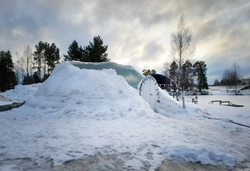 Iglu, jonka katto on romahtanut.