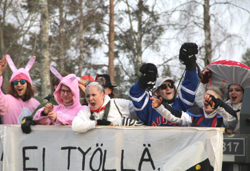 Abiturientteja auton lavalla.