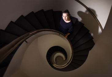 Susanna Issakainen kaupungintalon portaikossa.