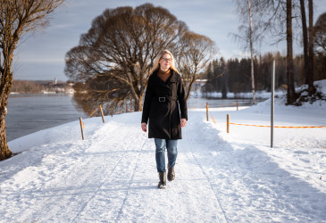 Henni Suvanto kävelee talvisessa maisemassa Mellonlahdella.