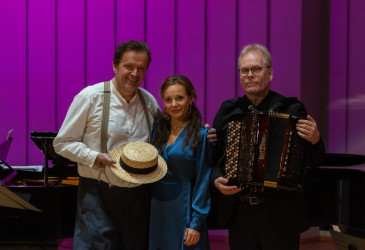 Jyrki ja Maija Anttila sekä harmonikka sylissään Jyrki Ikkelä.
