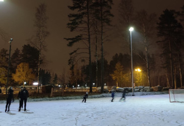 Luistelijoita luistelukentällä.