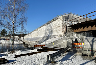 Mansikkakosken vanha ratasilta remontissa.