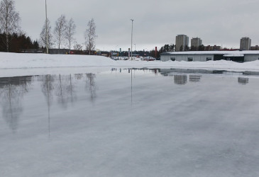 Vesi lainehti Linnalan kentällä tiistaina.