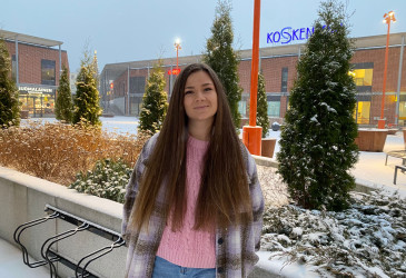Johanna Mäkinen kuvattuna talvisella Imatran Koskentorin edustalla.