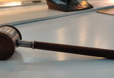 Valtuuston puheenjohtajan nuija pöydällä.