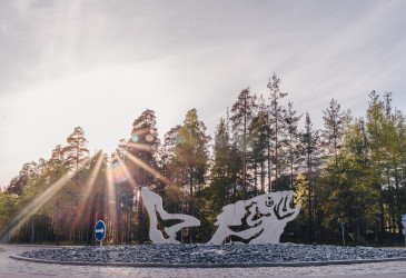 Liikenneympyrä, jonka keskellä on taidetta.