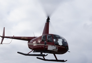 Helikopteri ilmassa.