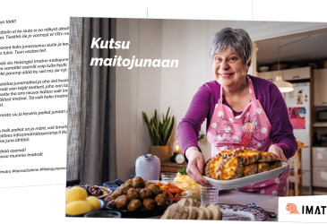 Mummoksi pukeutunut näyttelijä tarjoilee ruokaa. Taustalla näkyy otteita Mummolta tulleesta kutsukirjeestä.