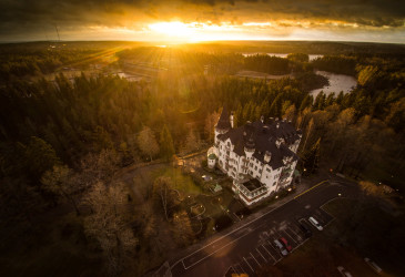 Valtionhotelli ja Ivonrantaa auringossa