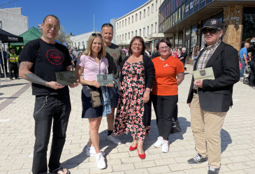 Kaupunkikuvan kaunistajat ja palkitsijat yhteiskuvassa. Vasemmalta Jussi Honka, Arja Helkala, Antti Helkala, Pia Rantanen (kaupunkikehityslautakunnan puheenjohtaja), Arja Kujala (palvelujohtaja) ja Jari  Nousiainen.