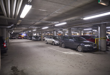 Parkkihallissa autoja pysäköityinä.