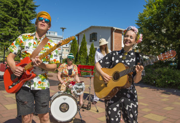 Bändi soittaa Imatrankoskella