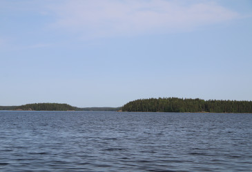 Järvi, jonka vastarannalla on metsää.