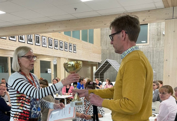 Arjen tekijäksi palkittiin Imatran yhteislukion vararehtori Kristiina Heikura. Rehtori ojentaa pystin ja diplomin.