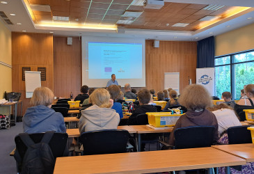 Robotiikkahankkeen loppuseminaari, jossa on oppilaita ja opettajia sekä seminaarin kouluttaja.