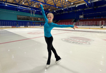 Taitoluistelija Janna Jyrkinen Imatran jäähallin kentällä.