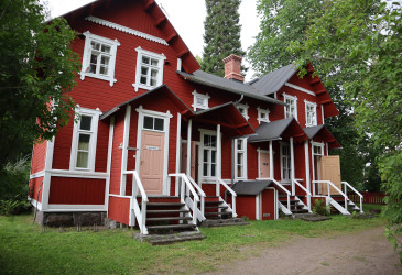 Vanha puurakennus, joka on toiminut tehtaan työläisten asuntona.