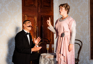 Teatterin mainoskuva, jossa presidentti Ståhlberg on treffeillä Esterin kanssa.