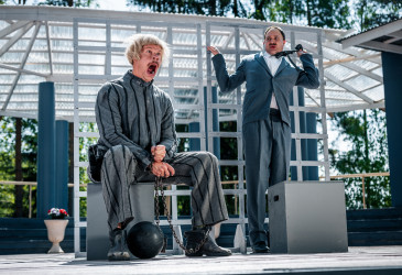 Teatterin mainoskuva, jossa presidentti Ryti on vankilassa murhamies Erkin kanssa.