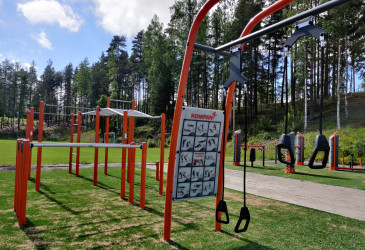 Ukonniemen ulkoliikuntapuiston kuntosalilaitteet.