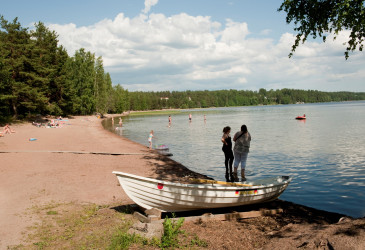 Raution uimaranta, jossa on pelastusvene ja ihmisiä uimassa.