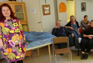 Ihmisiä sisätiloissa.