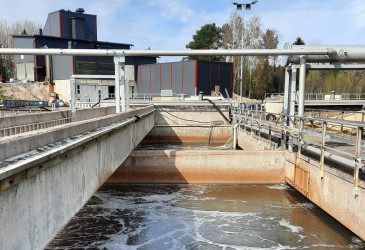 Jätevedenpuhdistamon ilmastusallas.