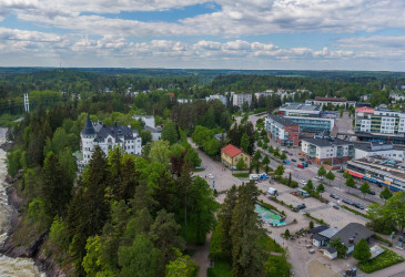 ilmakuva, jossa koski ja asutusta.