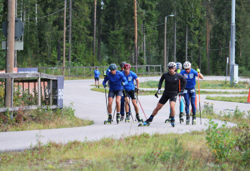 Ryhmä rullahiihtäjiä asfaltoidulla radalla Imatralla.